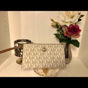 Michael Kors Wristlet